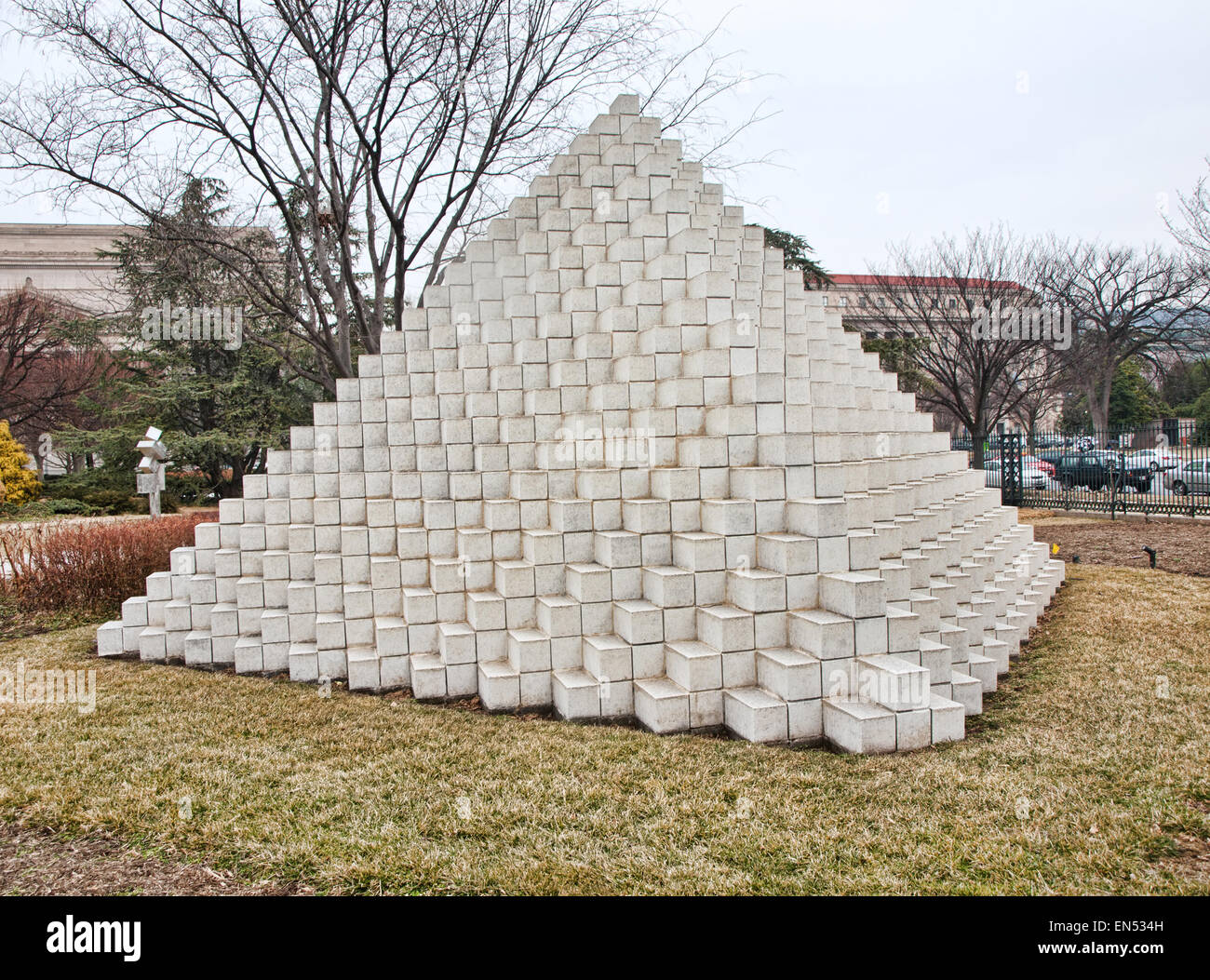 Washington, DC, USA. März 10,2014. Nationale Galerie der Kunst-Skulptur-Garten. Vier doppelseitige Pyramide von Sol Lewitt Stockfoto
