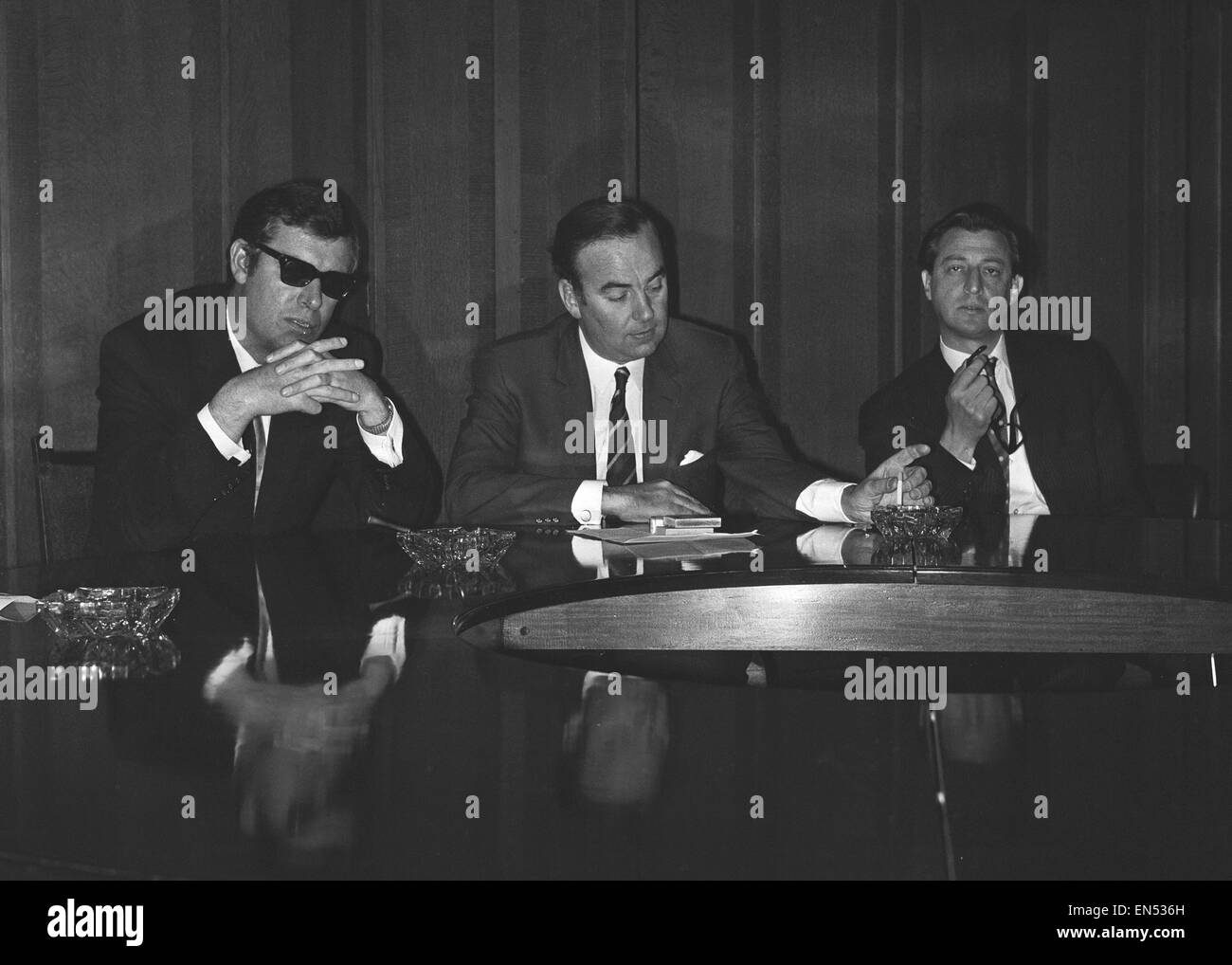 Rupert Murdoch (Mitte) mit Albert Larry Lamb gesehen hier auf einer Pressekonferenz wenige Tage vor dem Relaunch der Zeitung The Sun. 25. Oktober 1969 Stockfoto