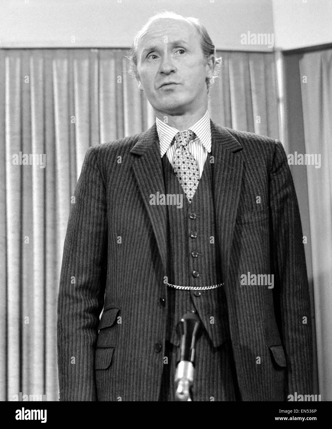 Kanzler des Finanzministeriums Anthony Barber spricht bei einer Pressekonferenz der konservativen Partei im Wahlkampf 1974 General. 18. Februar 1974. Stockfoto