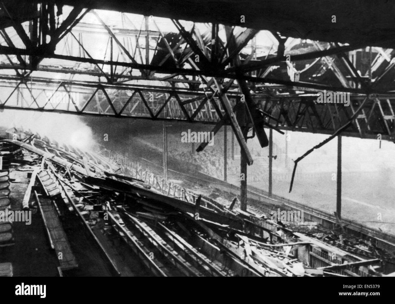 Bombe beschädigt Old Trafford, Heimstadion von Manchester United Football Club, kurz nach dem zweiten Weltkrieg 1945 abgebildet. Stockfoto