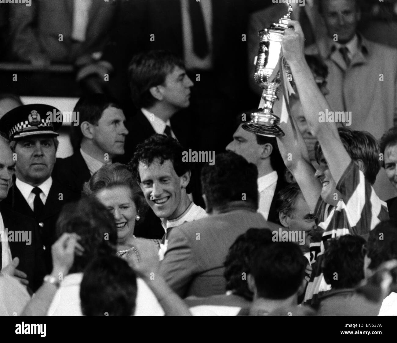 Keltische V Dundee United Scottish FA Cup-Finale Match im Hampden Park 14. Mai 1988. Premierministerin Margaret Thatcher präsentiert den Pokal Endstand Celtic Spieler: keltische 2-1 Dundee United Stockfoto