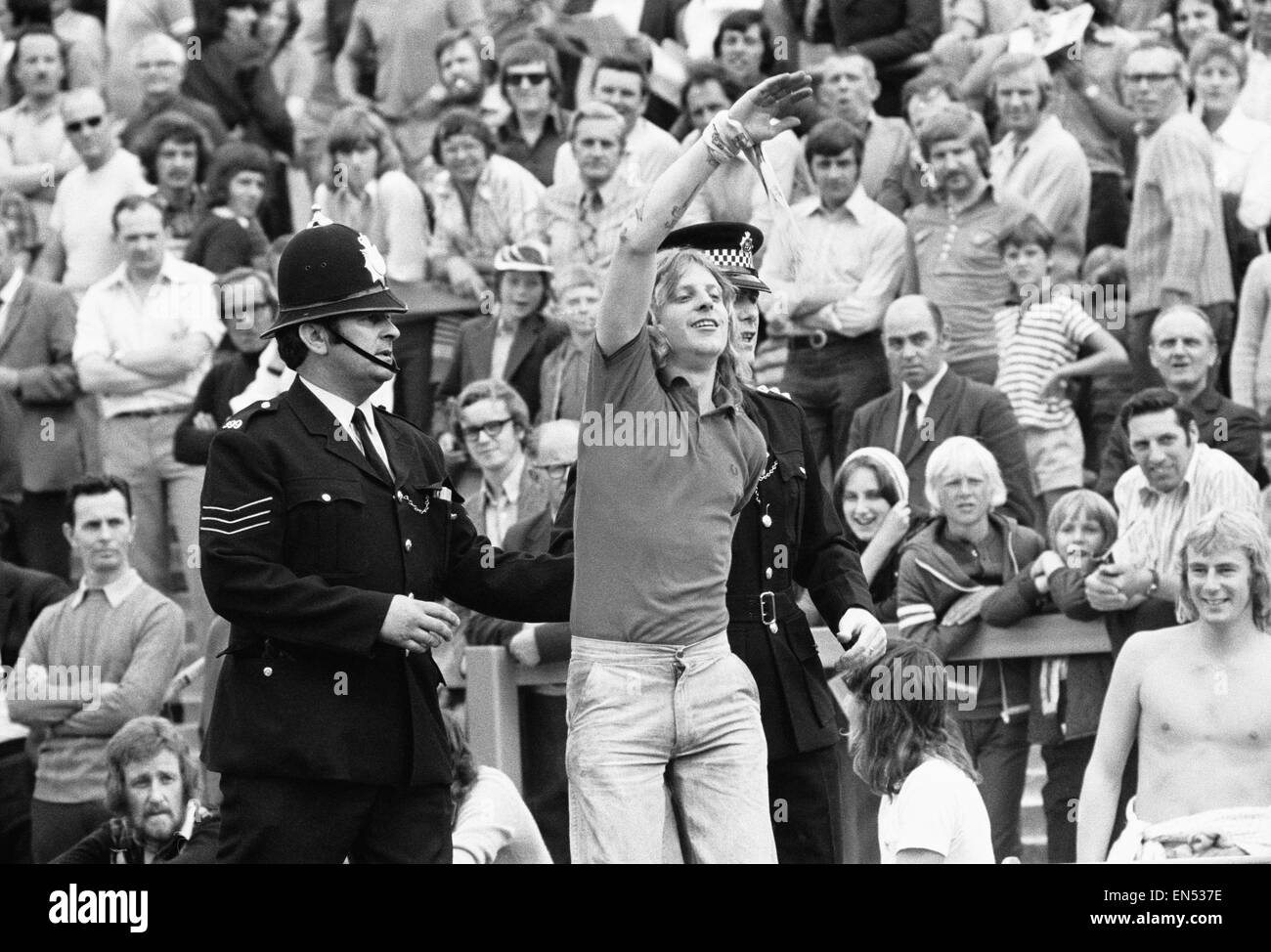 Texaco Cup erste Runde Gruppe 2 Match bei Kenilworth Straße. Luton Town 1 V Southampton 1. Ein Polizist begleitet ein Fan abseits des Spielfeldes während Unruhen zwischen rivalisierenden Fans. 3. August 1974. Stockfoto