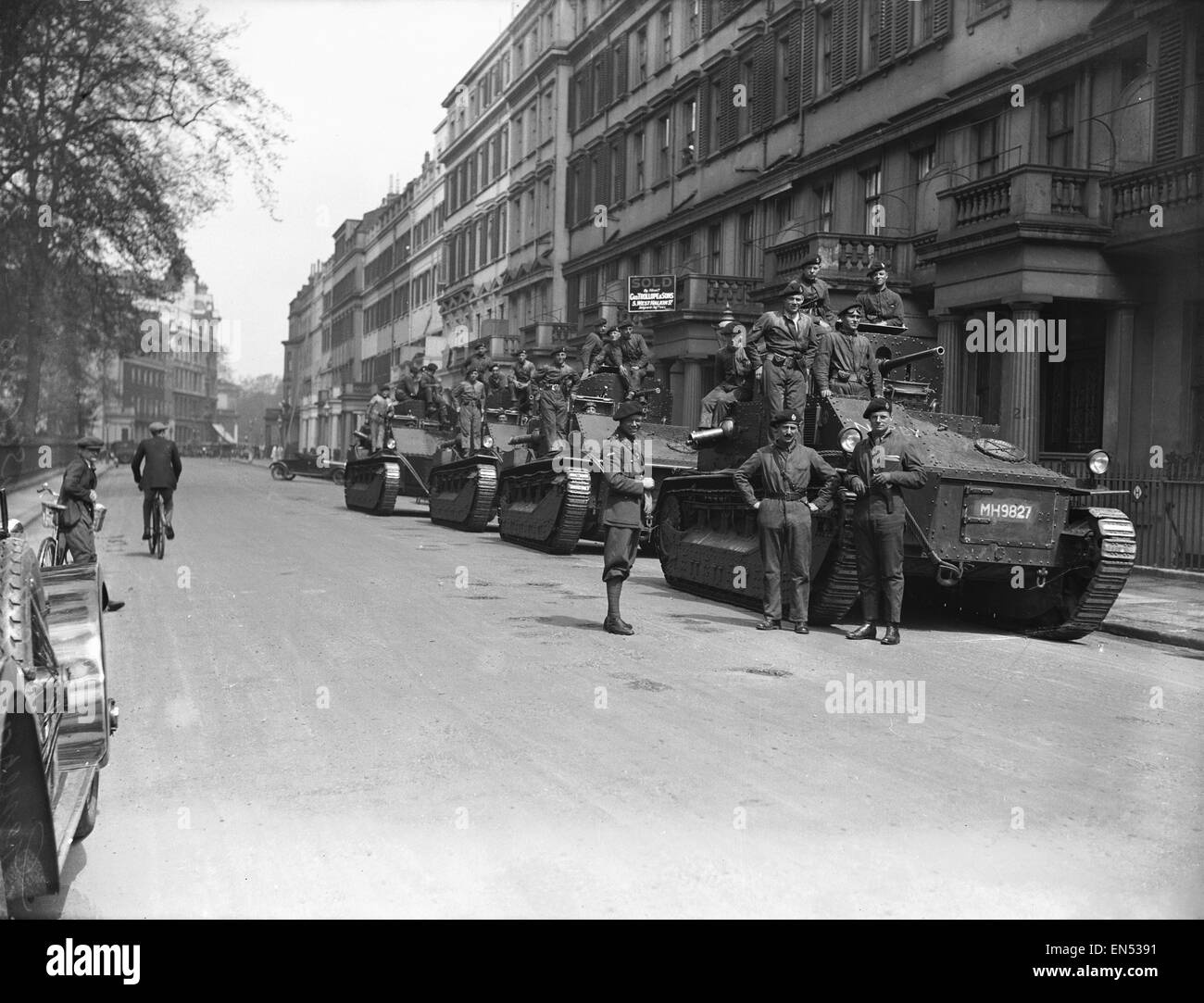 Soldaten warten durch ihre Vickers Medium Tanks am 10. Tag der Generalstreik in Pont Street London geparkt.  Der nationalen Streit entstand, nachdem Verhandlungen zwischen den Bergleuten und meine Besitzer nicht über Löhne und der Streik am 3. Mai 1926 begann. Stockfoto