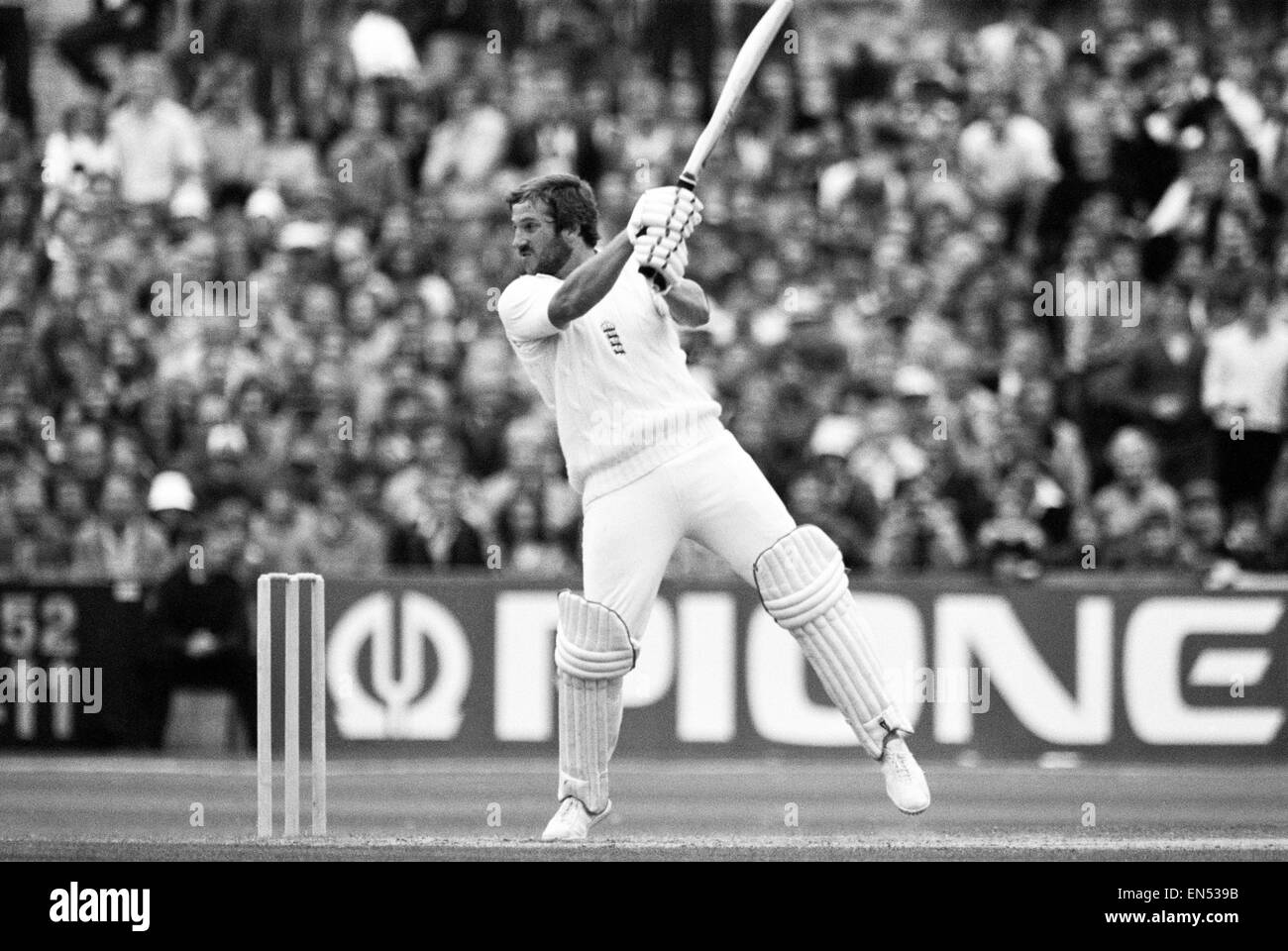 Die Asche. England V Australien 5. Testspiel, Tag drei im Old Trafford, Manchester. Englands Ian Botham in Aktion zu zucken. 15. August 1981. Stockfoto