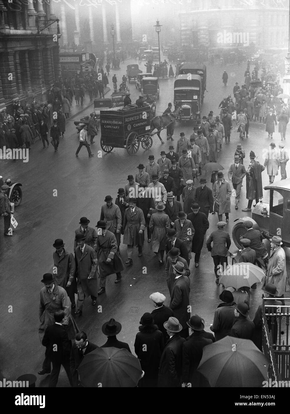 Pendler, die ihren Weg zur Arbeit in der Nähe von The Bank in der Londoner City, am 8. Tag der Generalstreik.  Der nationalen Streit entstand, nachdem Verhandlungen zwischen den Bergleuten und meine Besitzer nicht über Löhne und der Streik am 3. Mai 1926 begann. Die Stockfoto