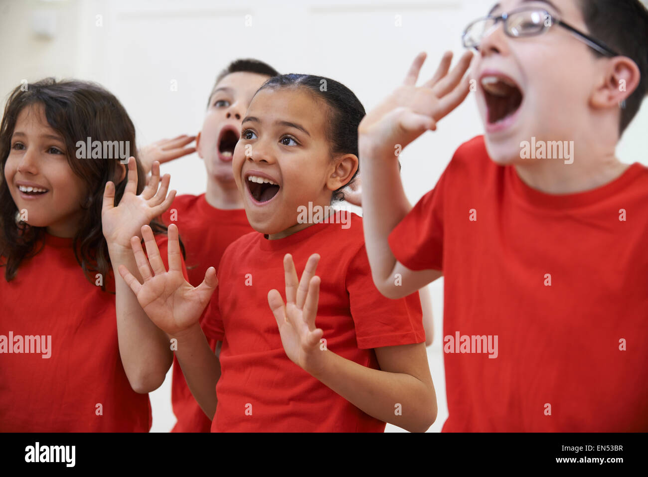 Gruppe von Kindern, die Drama-Klasse gemeinsam genießen Stockfoto