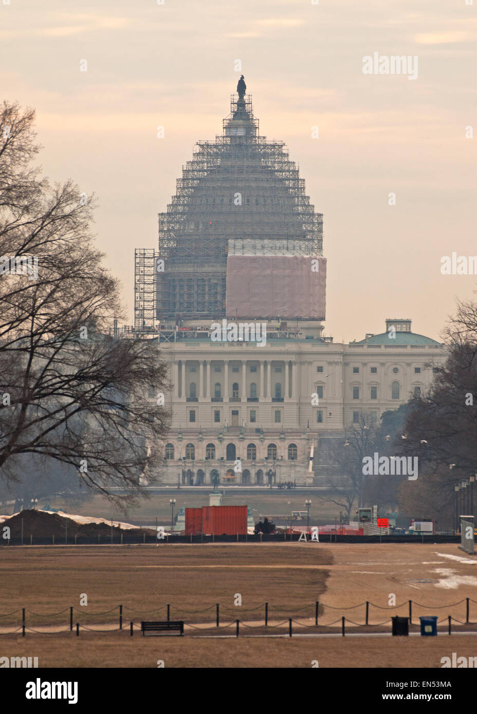 Washington, DC, USA. März 10,2014. United States Capitol mit Gerüst deckt die Kuppel für Restaurierung, im frühen Morgen Stockfoto