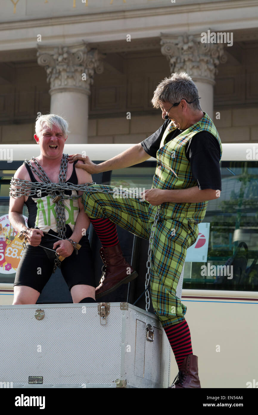 Mann in Ketten in der Komödie verpackt handeln Straßenbahnlinien Festival in Sheffield South Yorkshire England Stockfoto