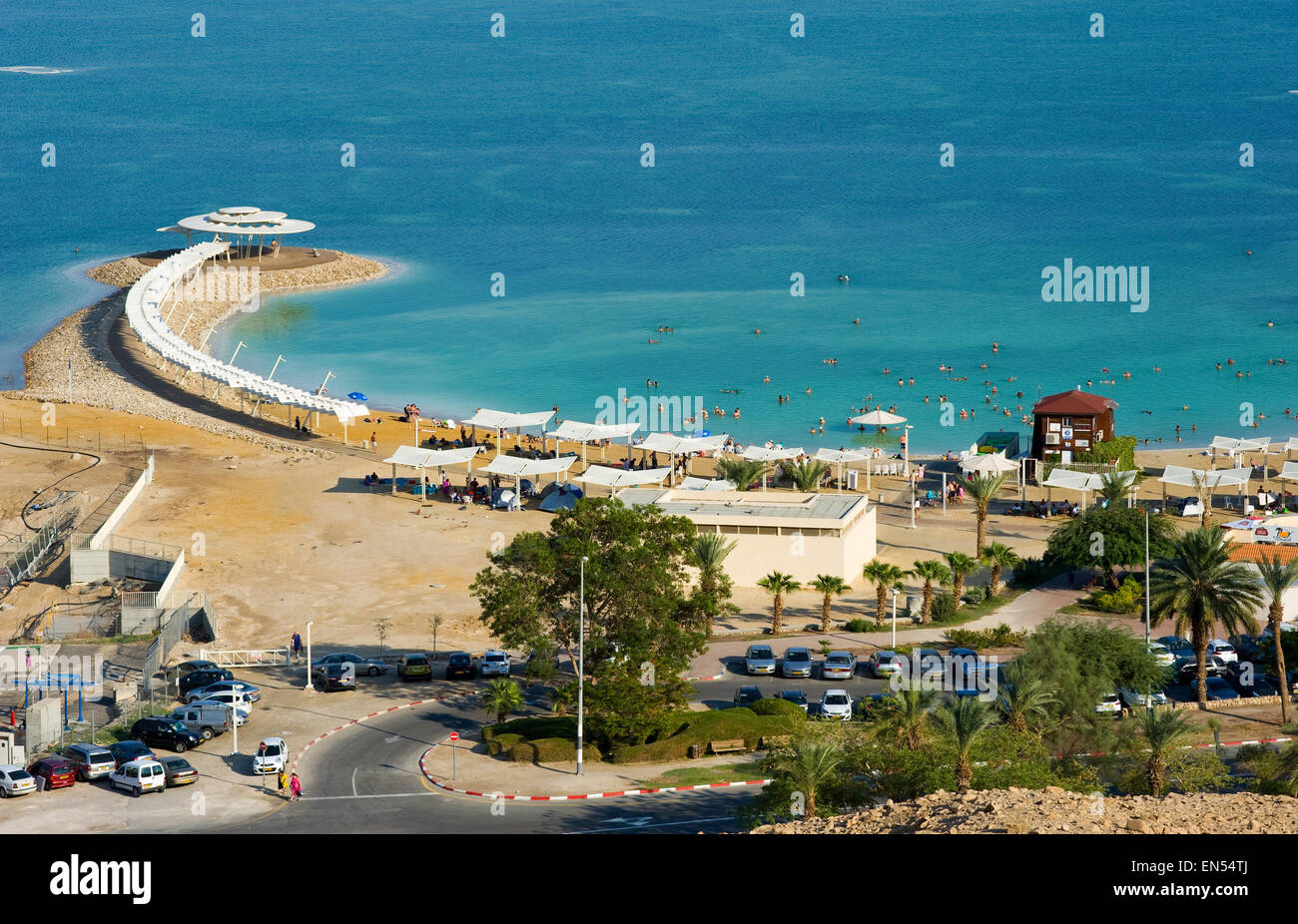Totes Meer, ISRAEL - 13. Oktober 2014: Menschen entspannen im Wasser des Toten Meeres in einem Resort in Israel Stockfoto