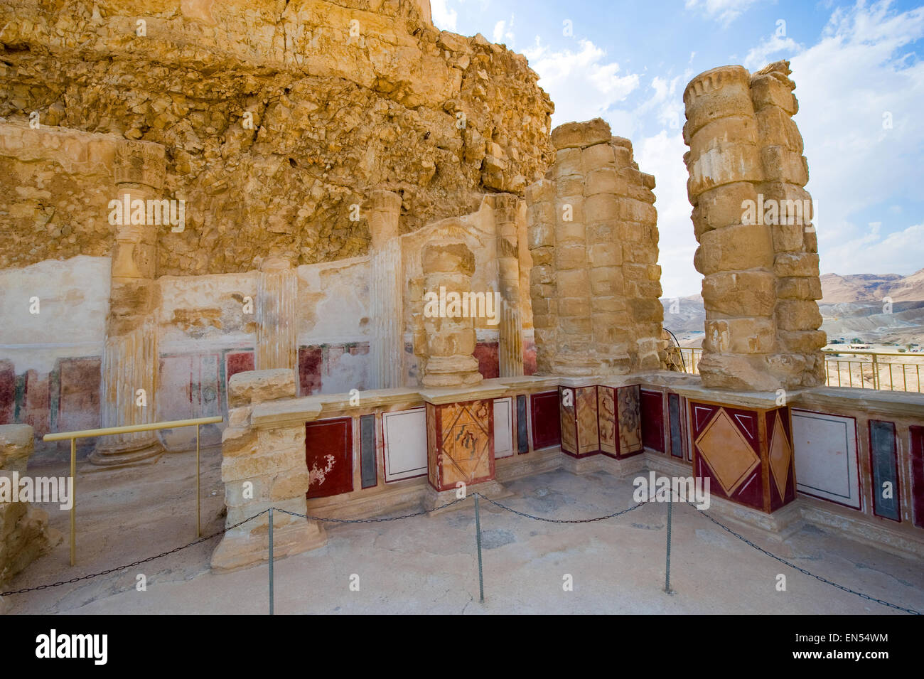 Pilaster und Säulen, verputzt mit gemalten Fresken auf der unteren Terrasse des Palastes von König Herodes auf der Rock-masada Stockfoto