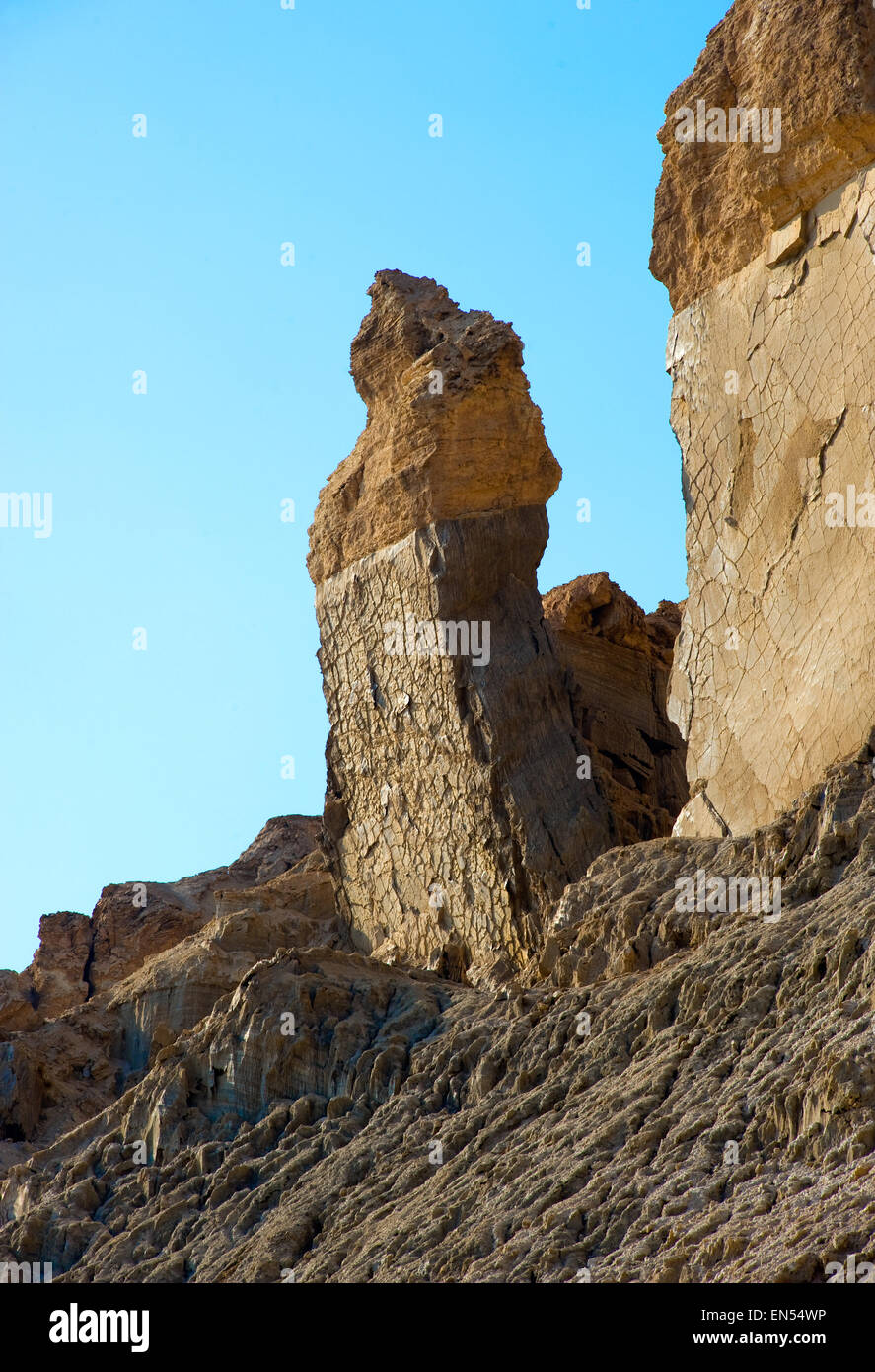 Große Felsen nahe dem Ufer des Toten Meeres genannt "Lots Frau" Stockfoto