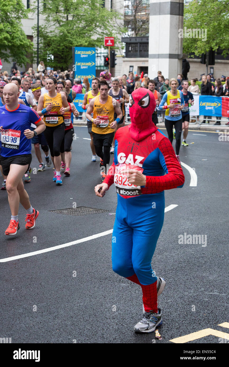 Mann, gekleidet wie Spiderman 2015 Jungfrau Geld London Marathon zu laufen Stockfoto