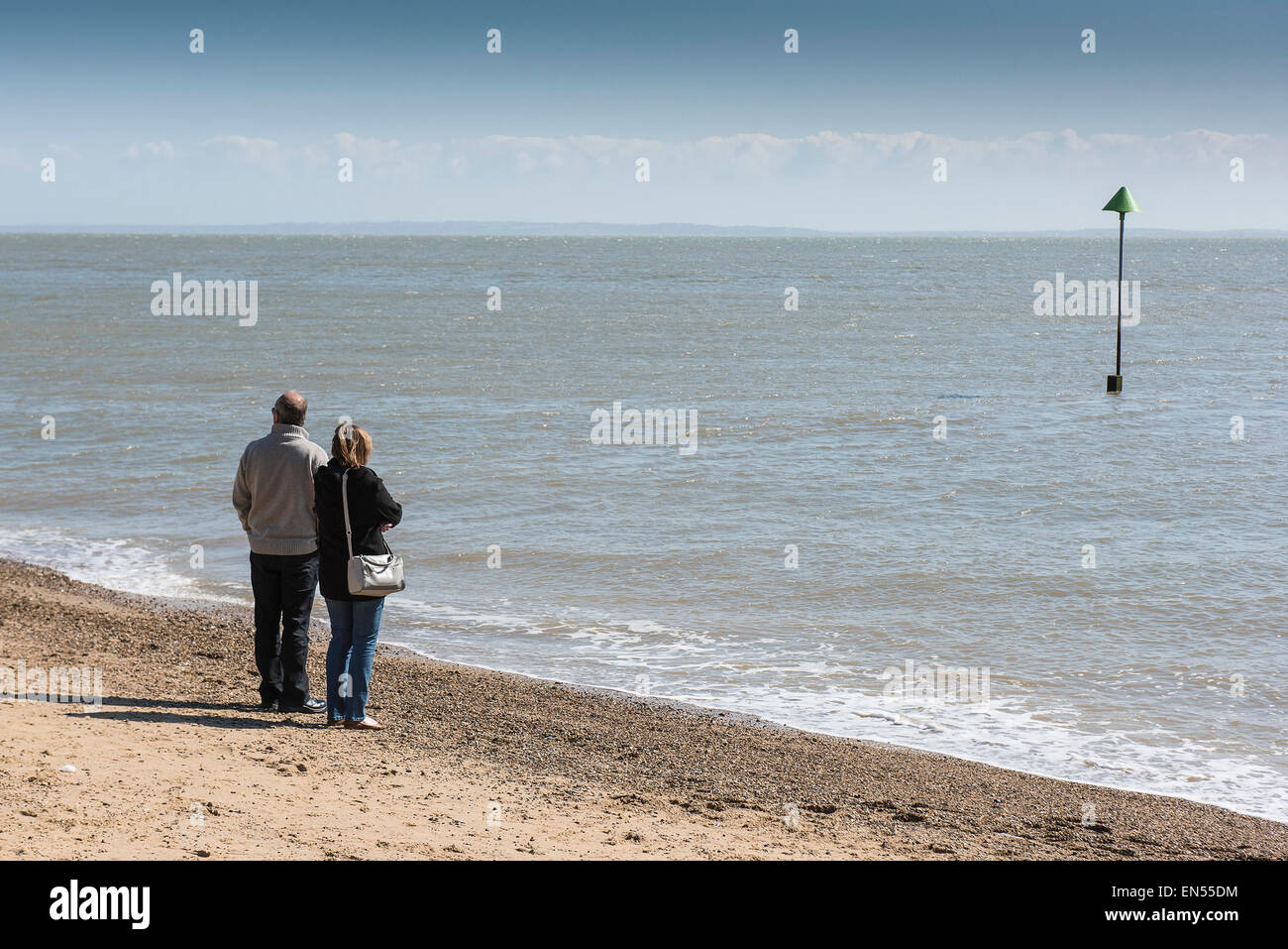 Ein paar stehen am Strand von Jubilee in Southend, Essex. Stockfoto