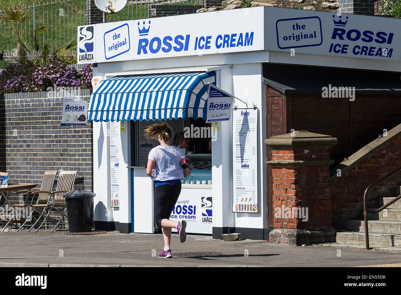 Ein Rossi Eis Outlet direkt am Meer in Southend, Essex. Stockfoto