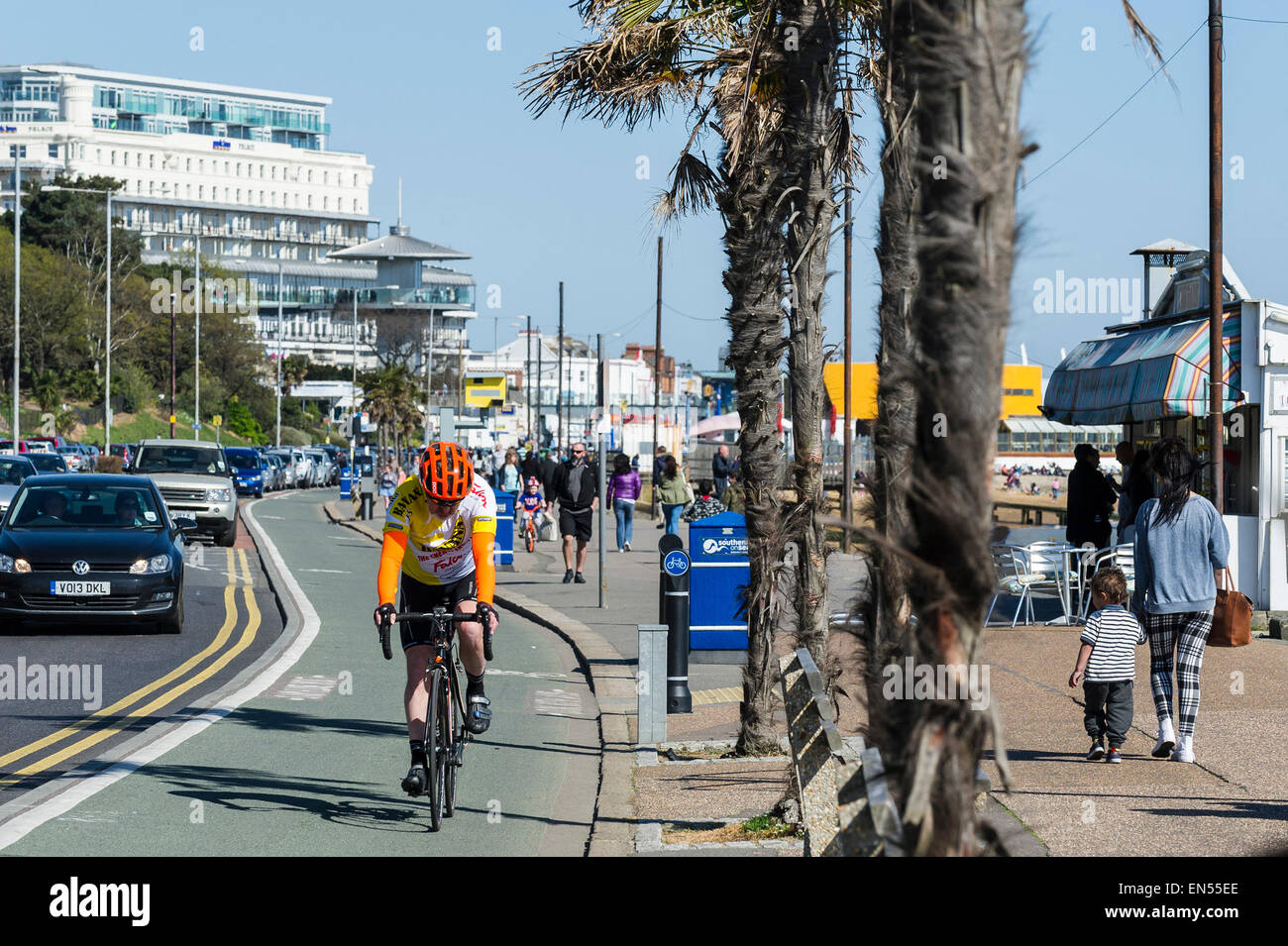 Ein Radfahrer über den Fahrradweg an der Strandpromenade von Southend, Essex. Stockfoto