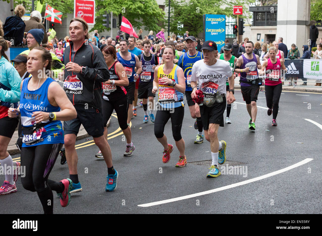 Club, der Nächstenliebe und der Stimmzettel Läufer läuft beim London-Marathon 2015 Jungfrau Geld Stockfoto