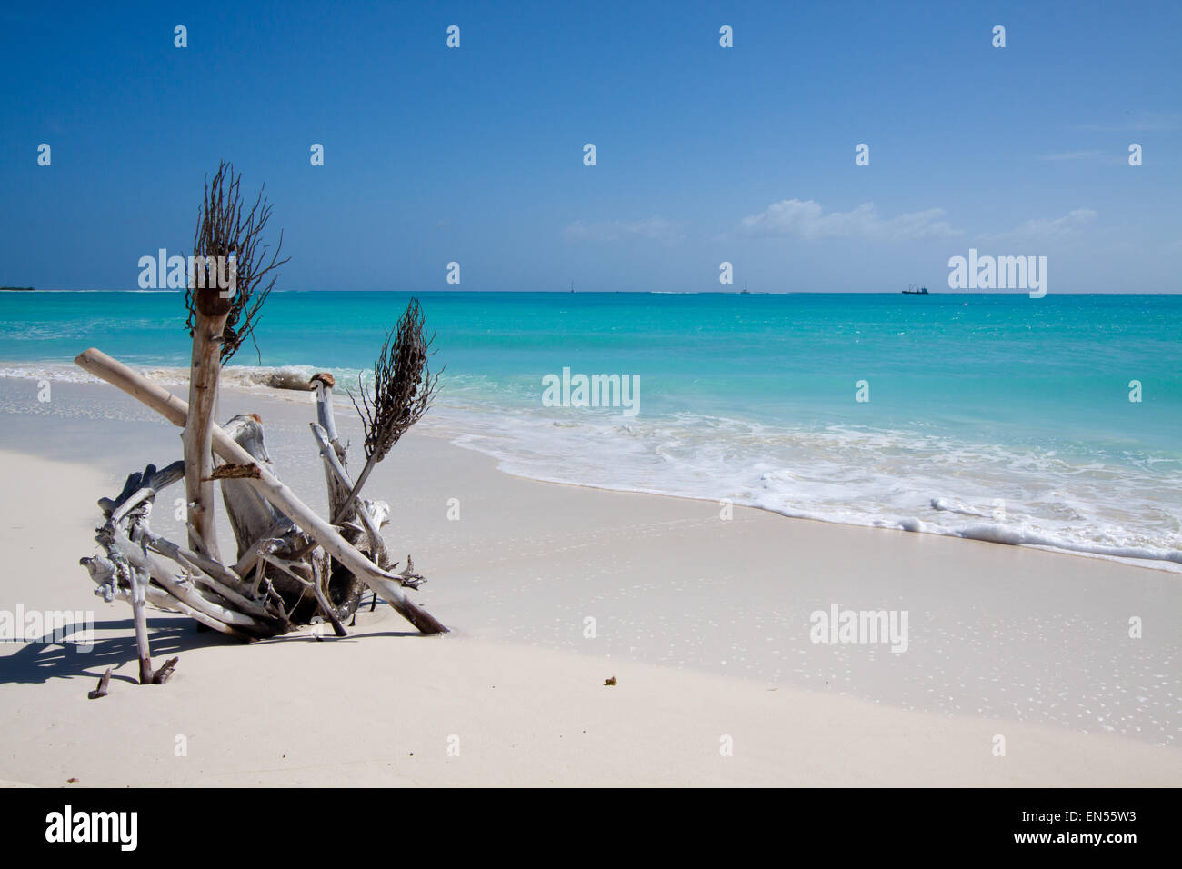 Tropischer Strand mit weißem Sand direkt am Meer Stockfoto