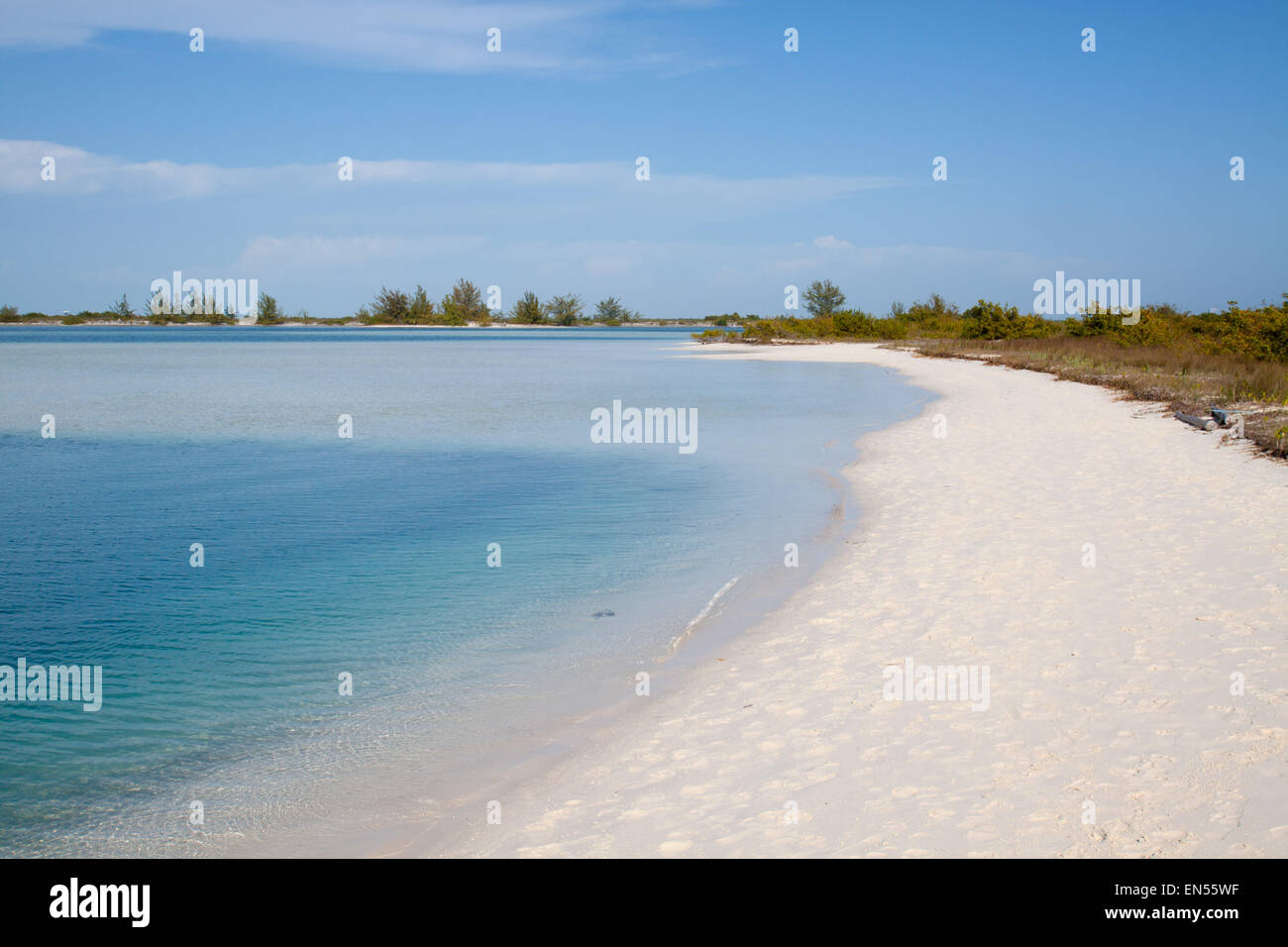 Tropischer Strand mit weißem Sand direkt am Meer Stockfoto
