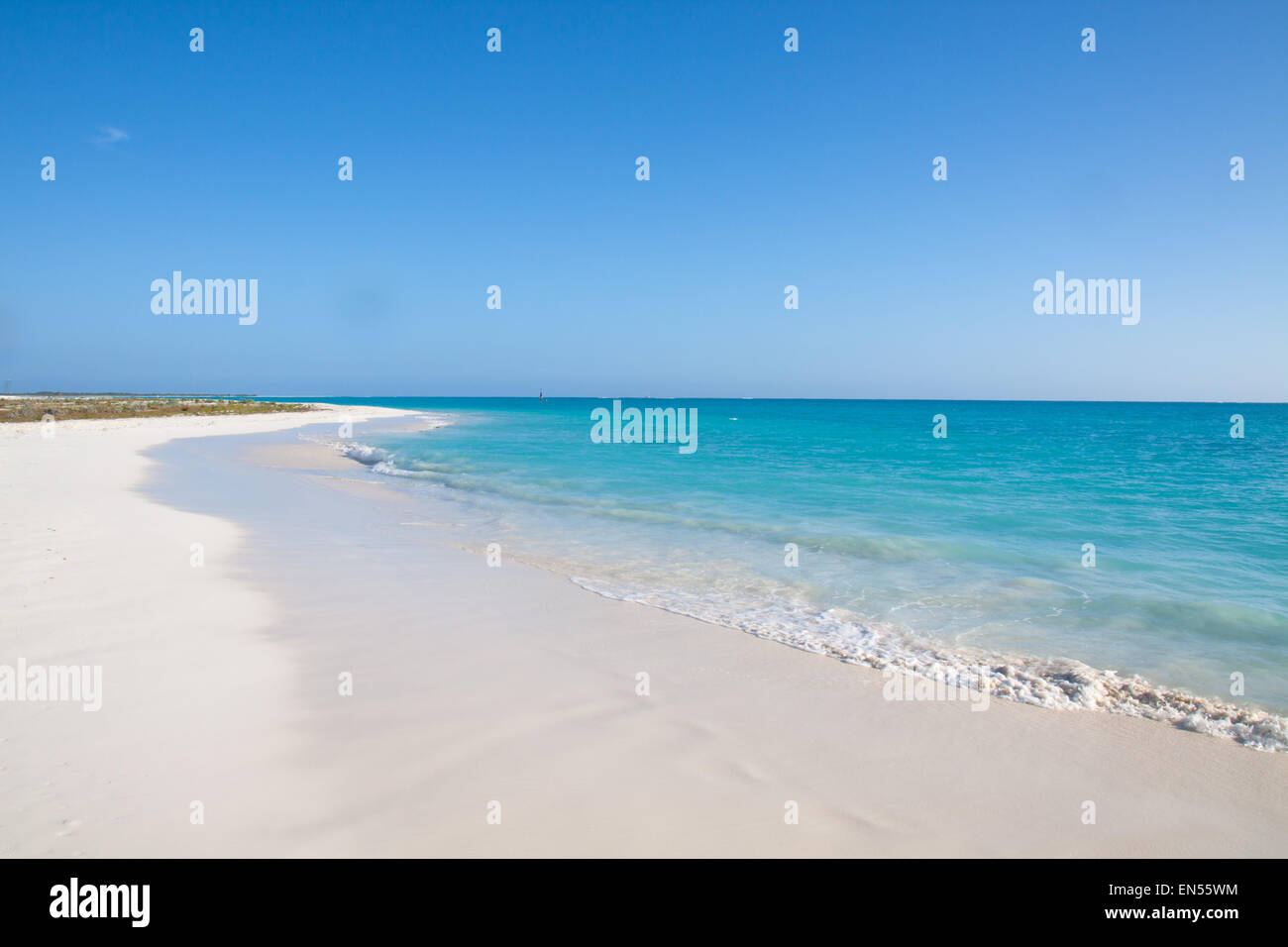 Tropischer Strand mit weißem Sand direkt am Meer Stockfoto