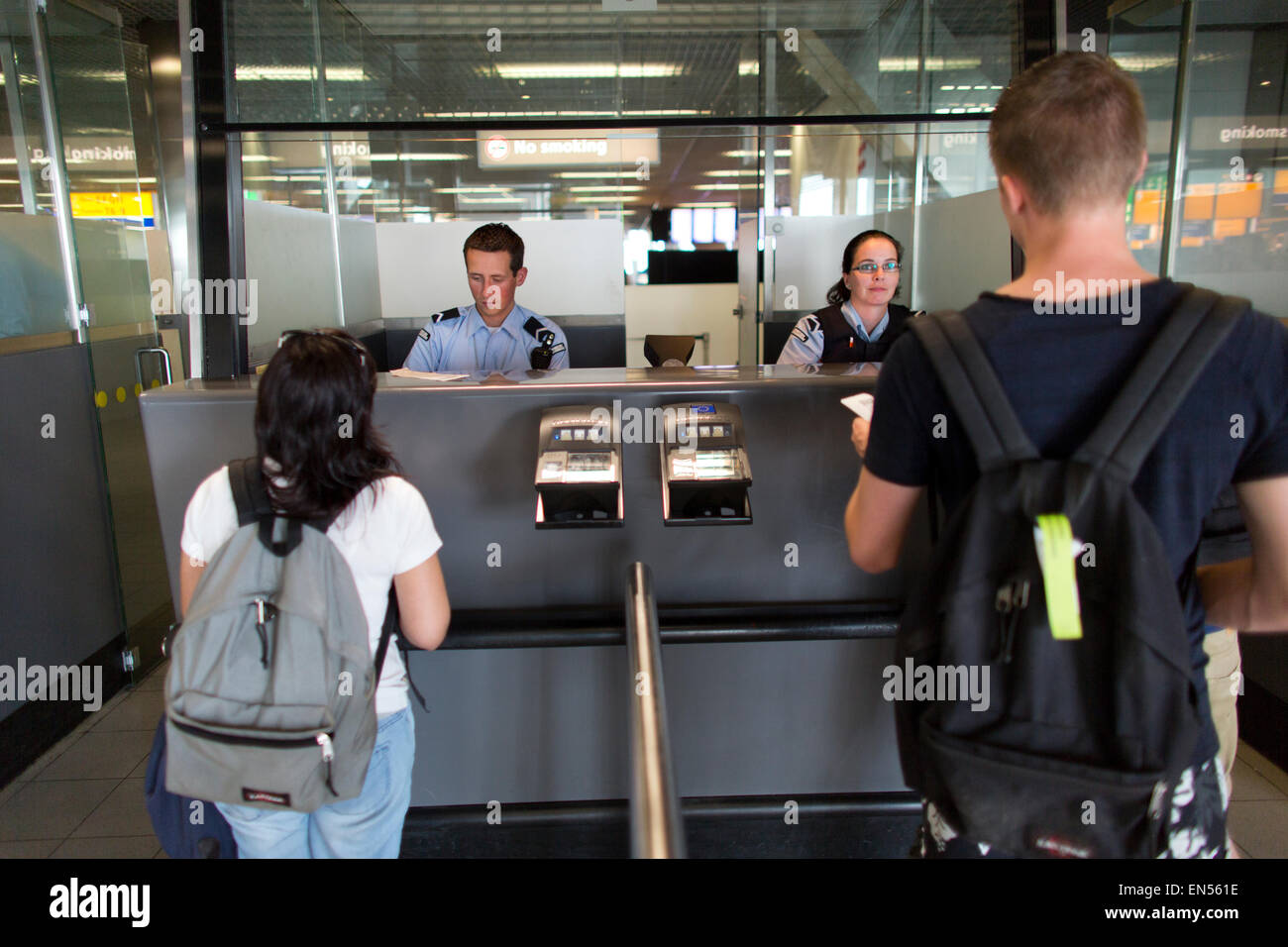 Passkontrolle am Flughafen Schiphol Stockfoto