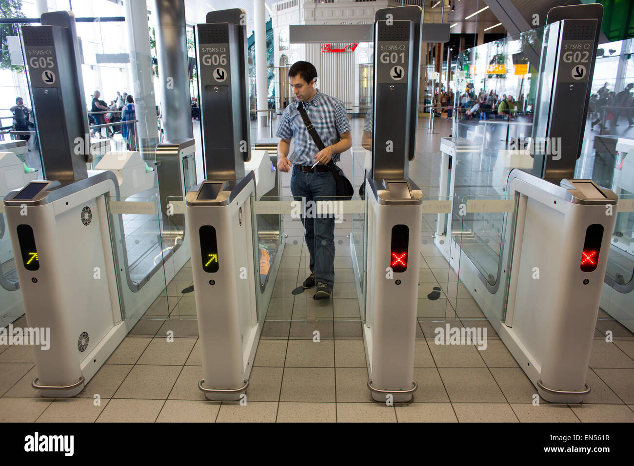 Passkontrolle am Flughafen Schiphol Stockfoto