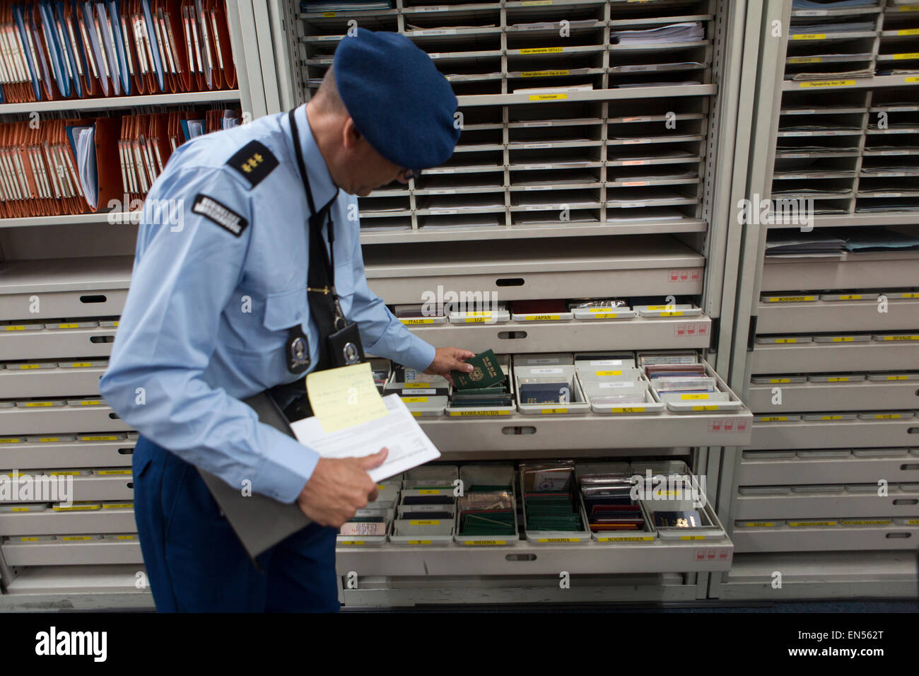 Passkontrolle am Flughafen Schiphol Stockfoto