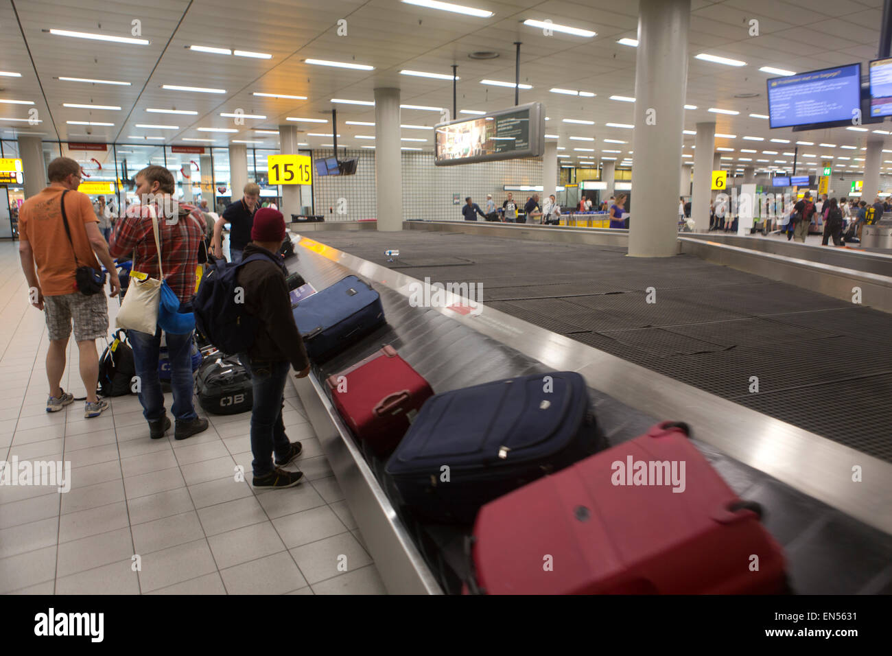 Passkontrolle am Flughafen Schiphol Stockfoto