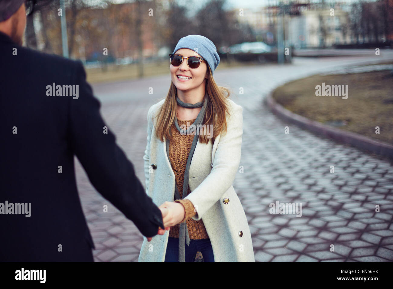 Glückliches Mädchen flirtet mit ihrem Freund im park Stockfoto