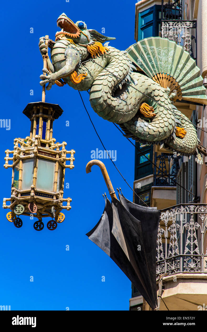Chinesische Drachen an der Ecke der Fassade der Casa Bruno Cuadros, Barcelona, Katalonien, Spanien Stockfoto