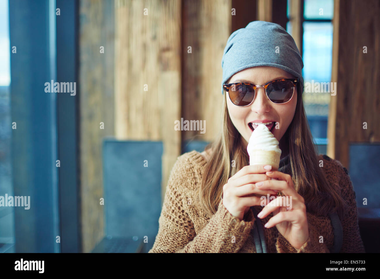 Stilvolle Mädchen essen Eis im café Stockfoto
