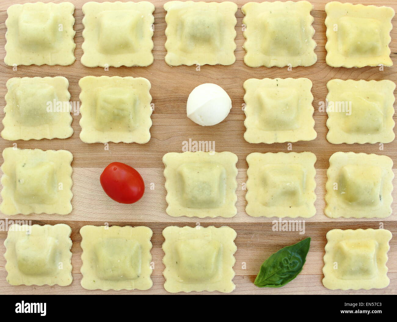 Schachbrett-Ravioli mit Tomate, Bocconcini und Basilikum Stockfoto