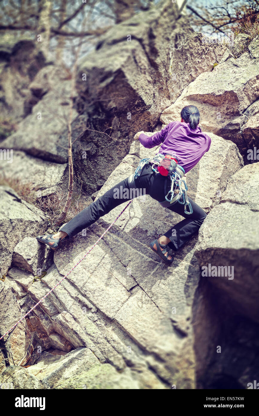 Retro-gefilterte Foto von einem weiblichen Kletterer, geringe Schärfentiefe. Stockfoto