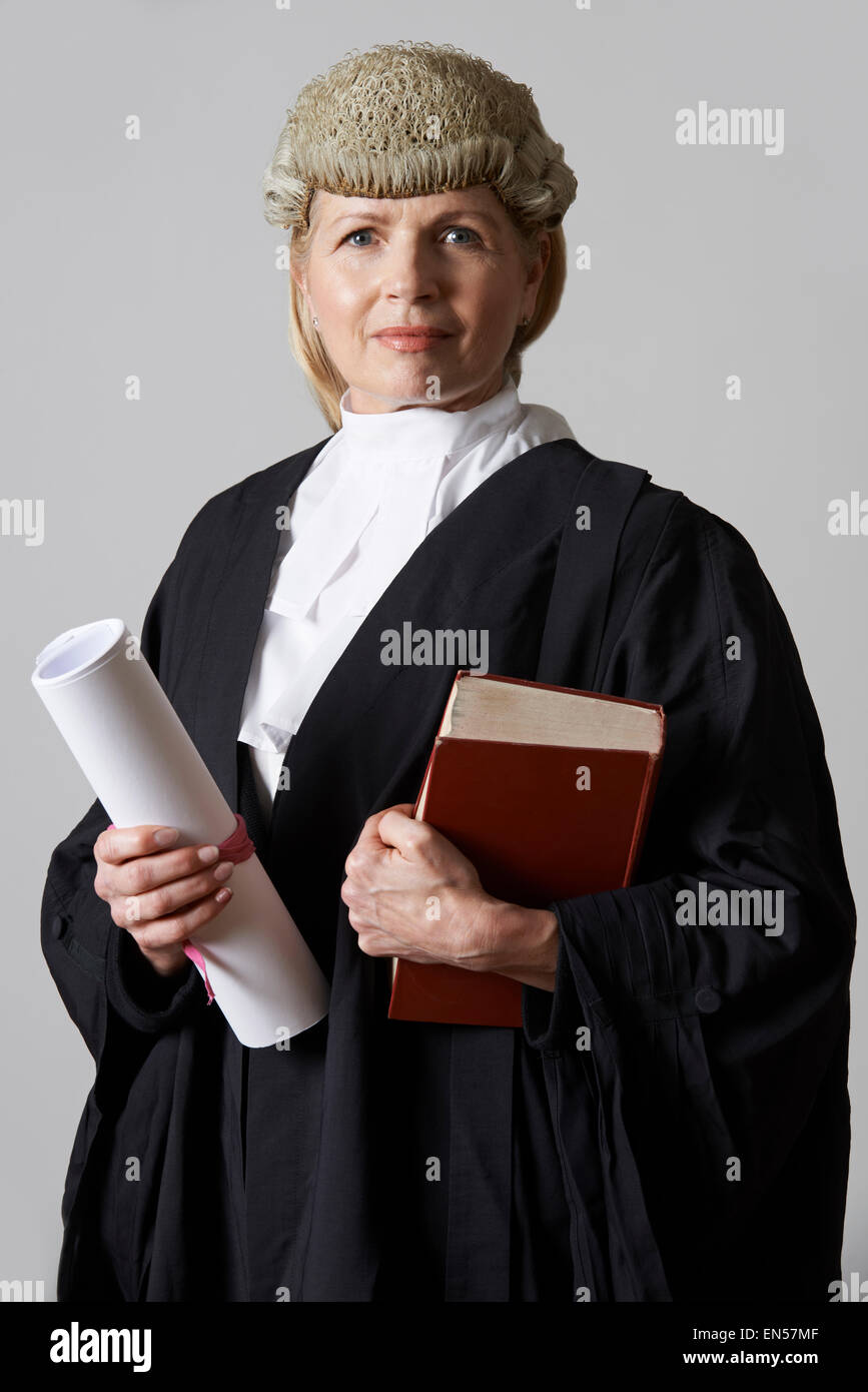 Porträt von weiblicher Rechtsanwalt halten kurze und Buch Stockfoto