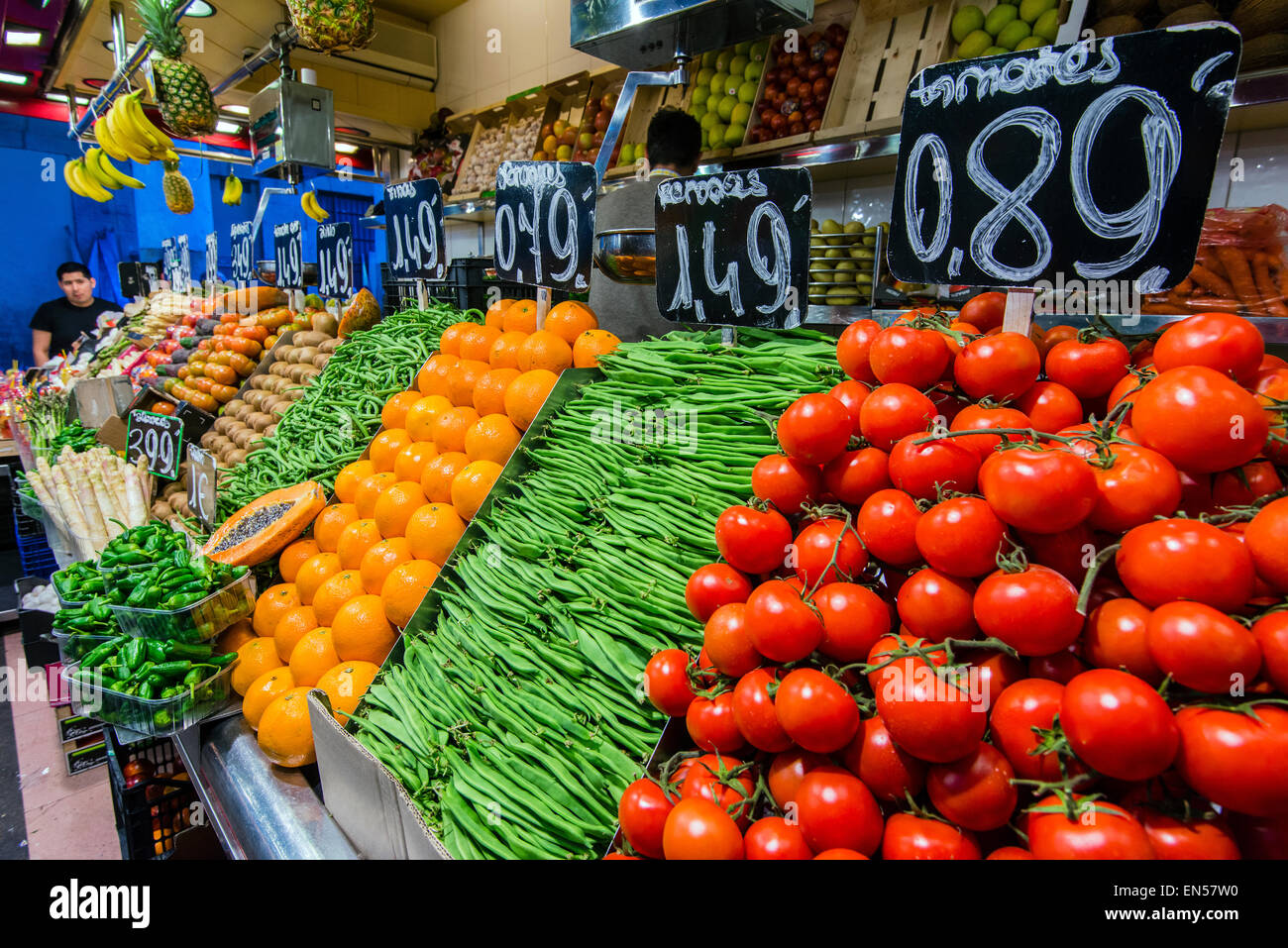 Bunte Obst und Gemüse Stand auf Lebensmittel Markt La Boqueria, Barcelona, Katalonien, Spanien Stockfoto