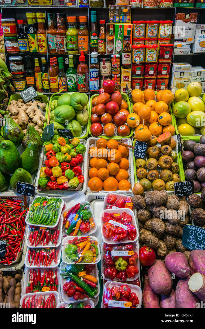 Bunte Obst und Gemüse Stand auf Lebensmittel Markt La Boqueria, Barcelona, Katalonien, Spanien Stockfoto