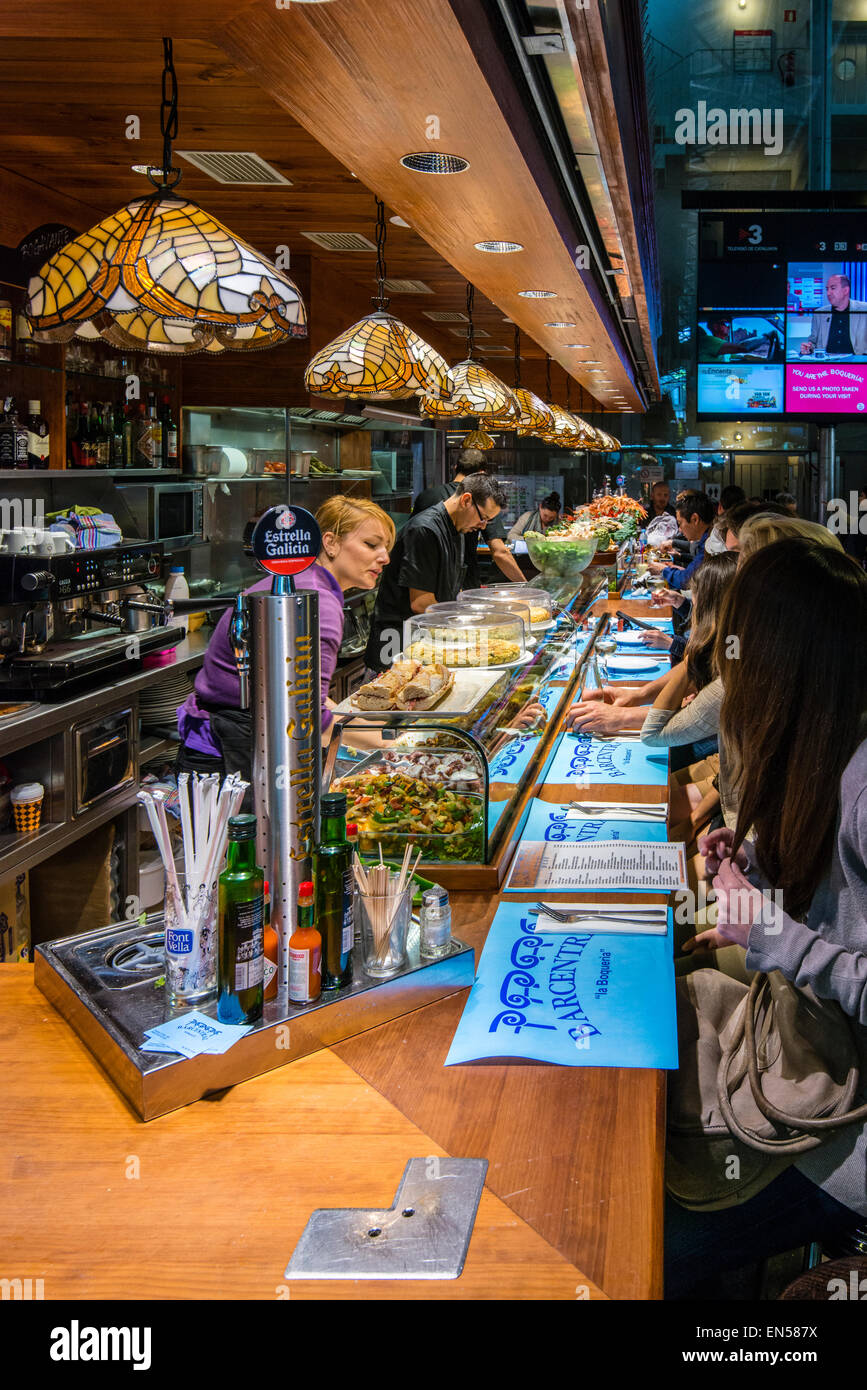Bar Restaurant genießen Sie Tapas und traditionelle Gerichte am Markt La Boqueria, Barcelona, Katalonien, Spanien Stockfoto