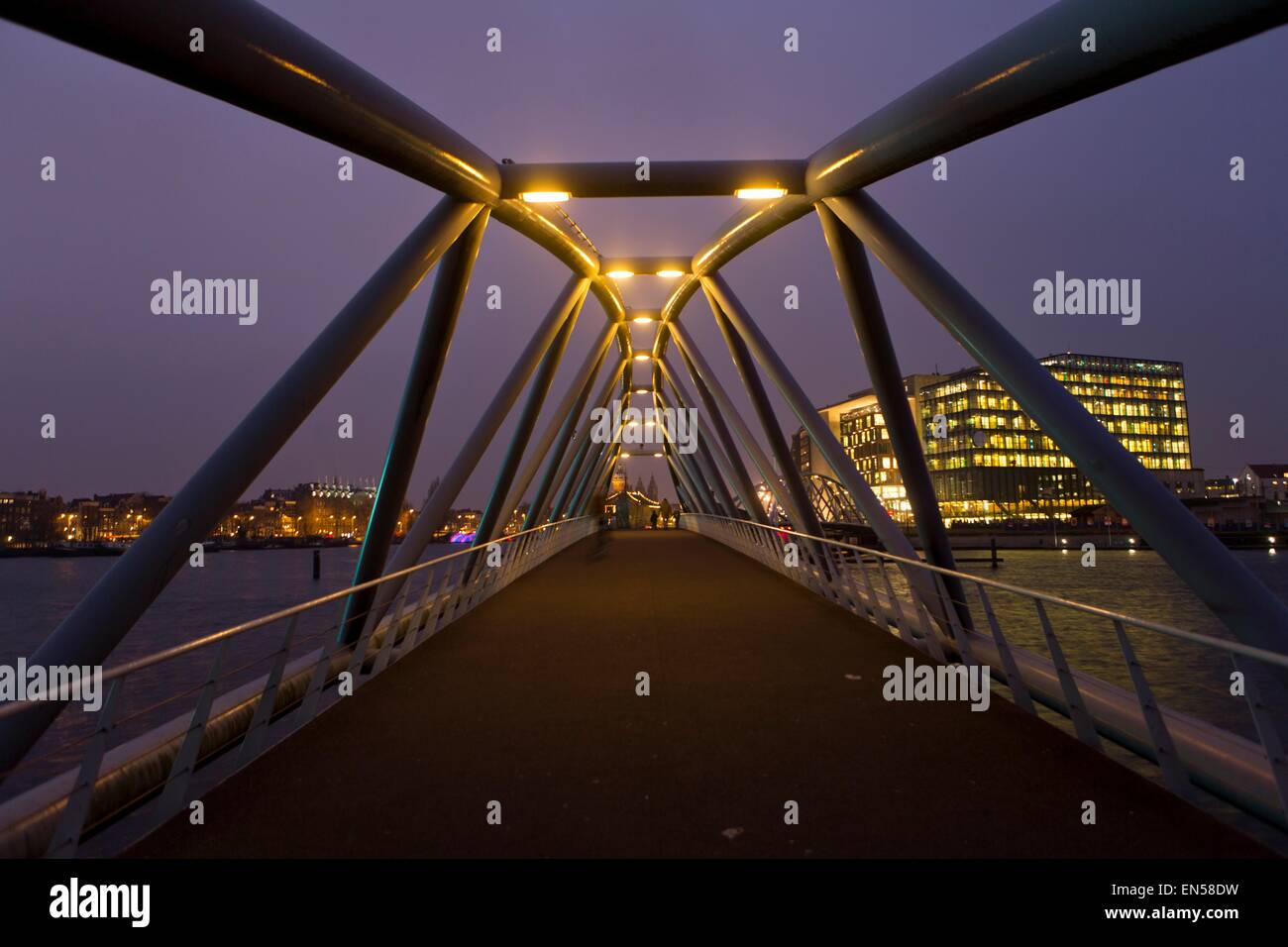 Brücke in der Nähe von Nemo Museum in Amsterdam Stockfoto