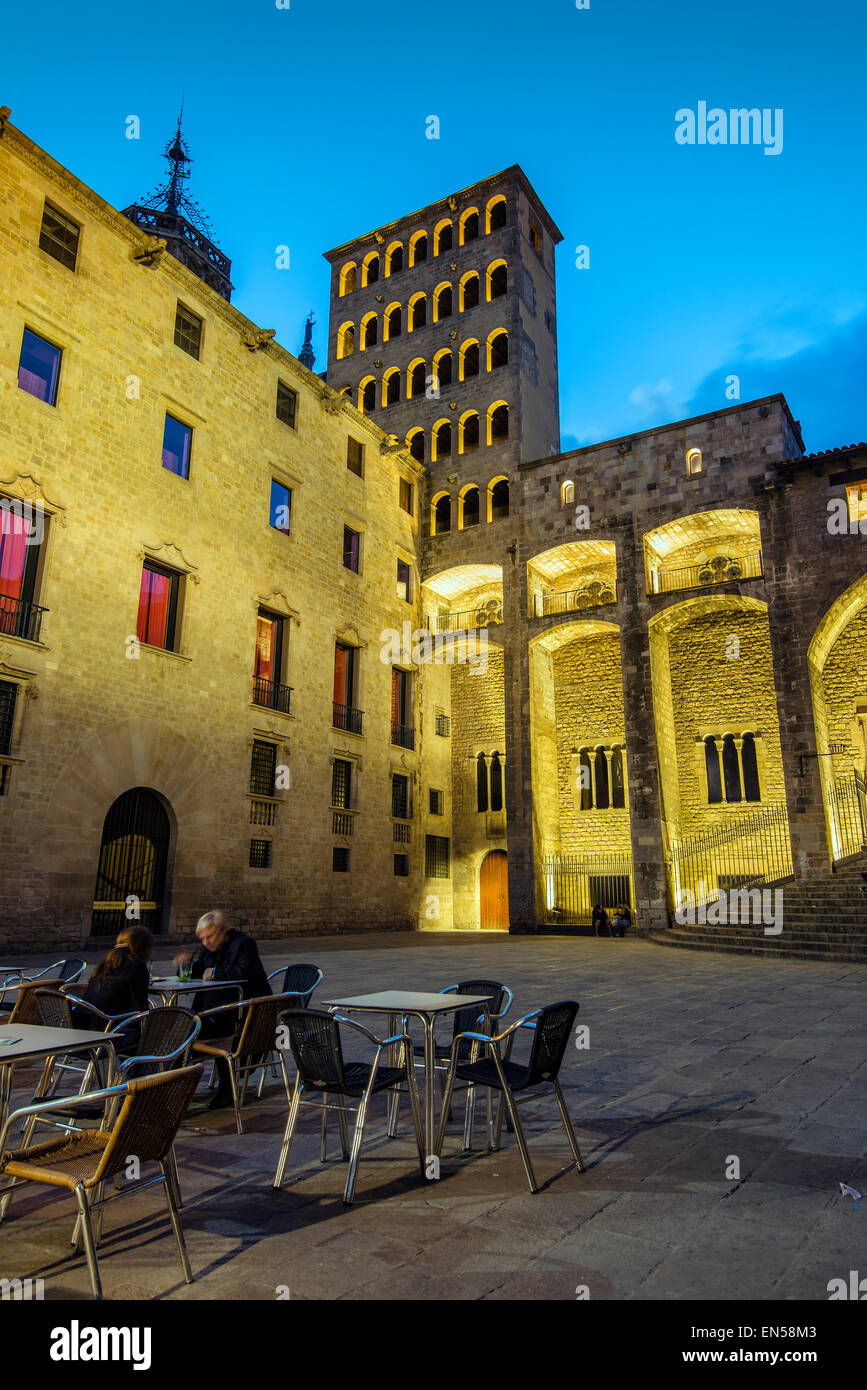 Nachtansicht des Plaza del Rey oder Placa del Rei mit Menschen sitzen in einem Straßencafé, Barcelona, Katalonien, Spanien Stockfoto