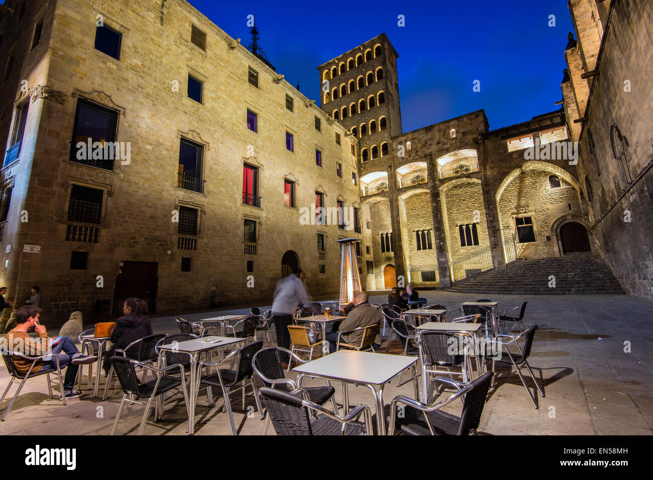 Nachtansicht des Plaza del Rey oder Placa del Rei mit Menschen sitzen in einem Straßencafé, Barcelona, Katalonien, Spanien Stockfoto