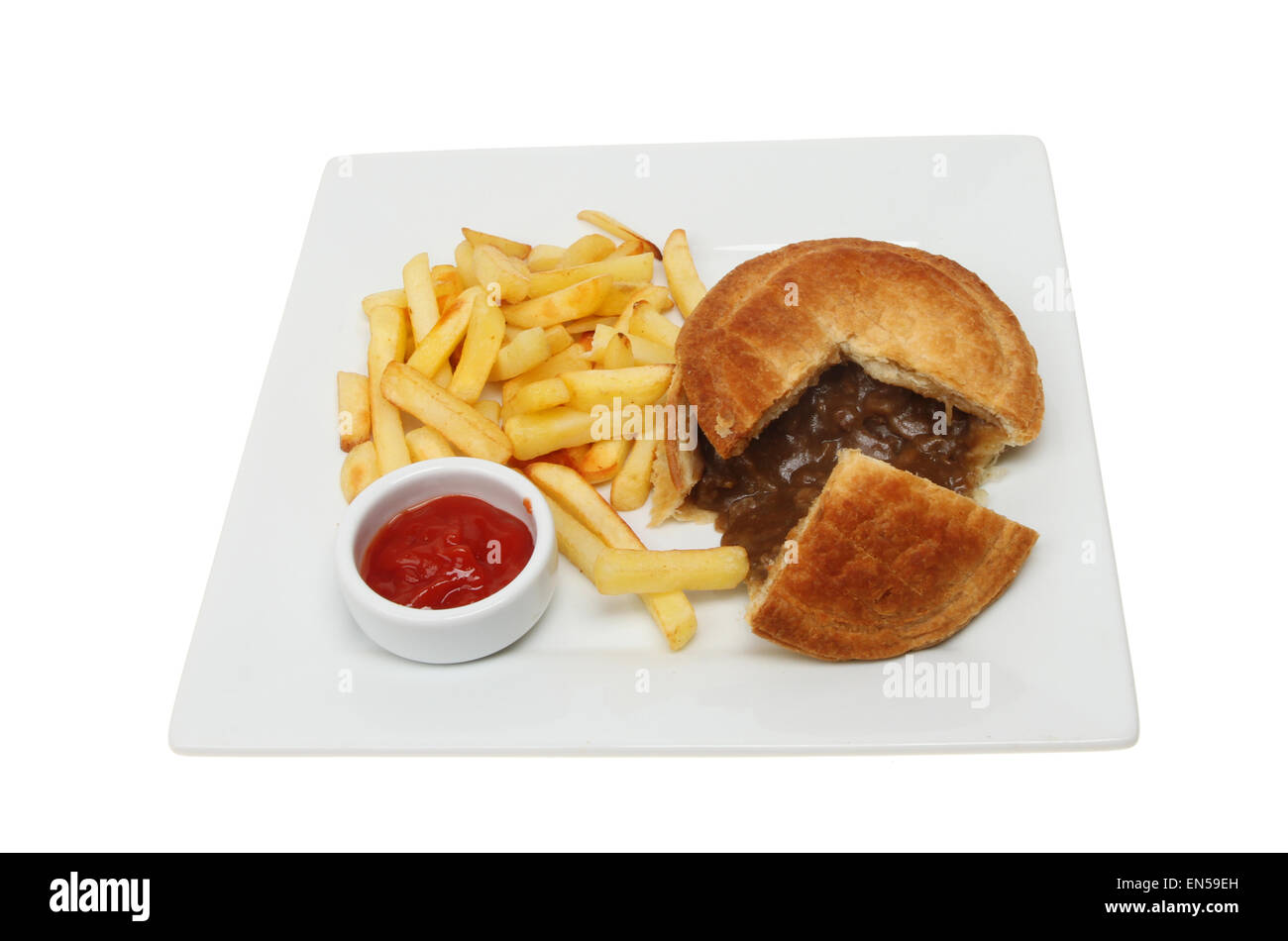 Steak Pie, chips mit Tomaten-Ketchup in einem Töpfchen auf einer quadratischen Platte isoliert gegen weiß Stockfoto