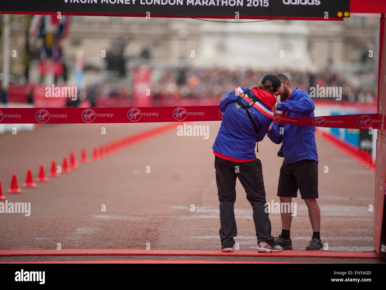 Beamten schließen das Zielband für das Finish der Jungfrau Geld 2015 London Marathon Elite Rennen der Männer. Stockfoto