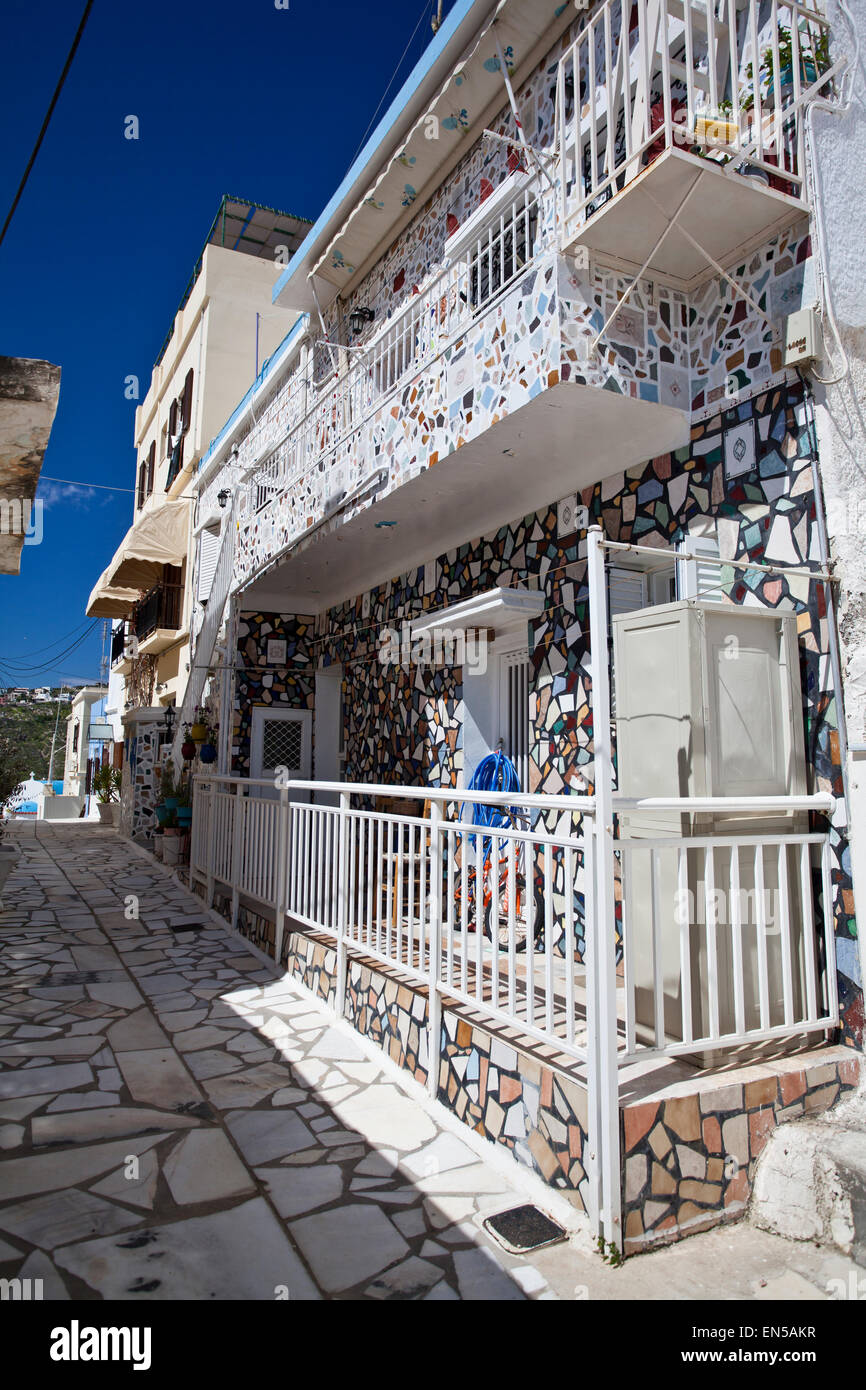 Häuser und die Fassade der Gebäude auf der Insel Syros in den griechischen Inseln. Stockfoto
