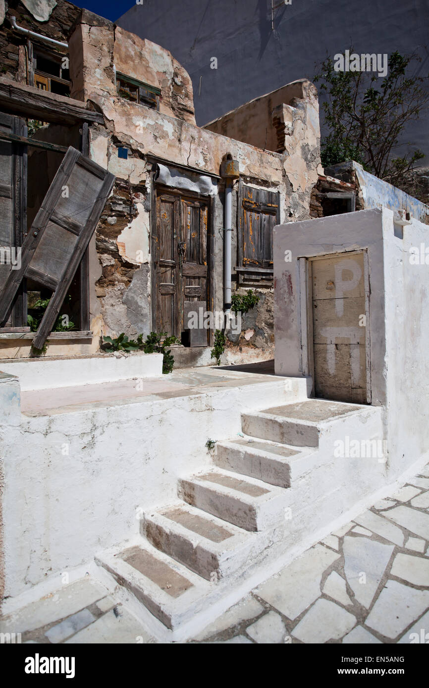 Häuser und die Fassade der Gebäude auf der Insel Syros in den griechischen Inseln. Stockfoto