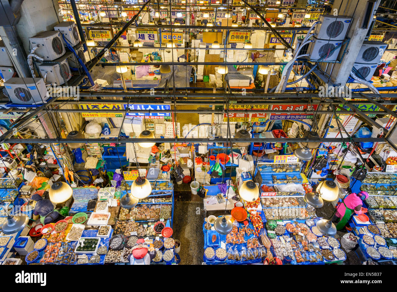 Luftaufnahme von Käufern auf Noryangjin Fischerei Großmarkt in Seoul, Südkorea. Stockfoto