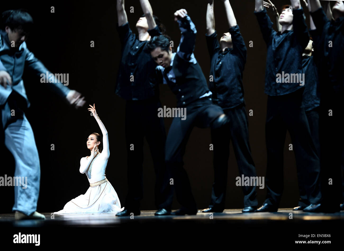 Peking, China. 28. April 2015. Tänzerinnen und Tänzer aus dem National Ballet of China durchführen in einem Theater in Peking, Hauptstadt von China, 28. April 2015. © Jin Liangkuai/Xinhua/Alamy Live-Nachrichten Stockfoto