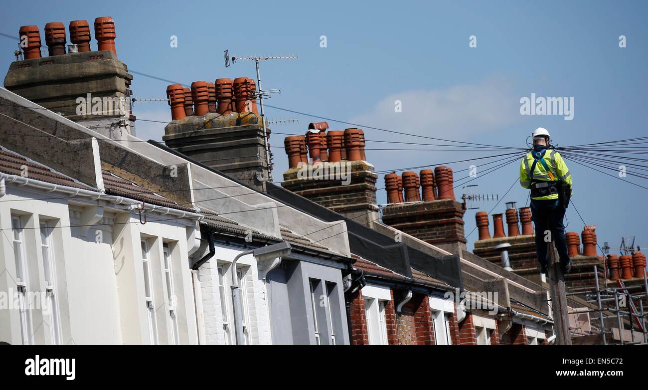 Ein BT-Ingenieur eine Telegraphen-Umfrage in einer Wohnstraße in Brighton. Bild von James Boardman Stockfoto