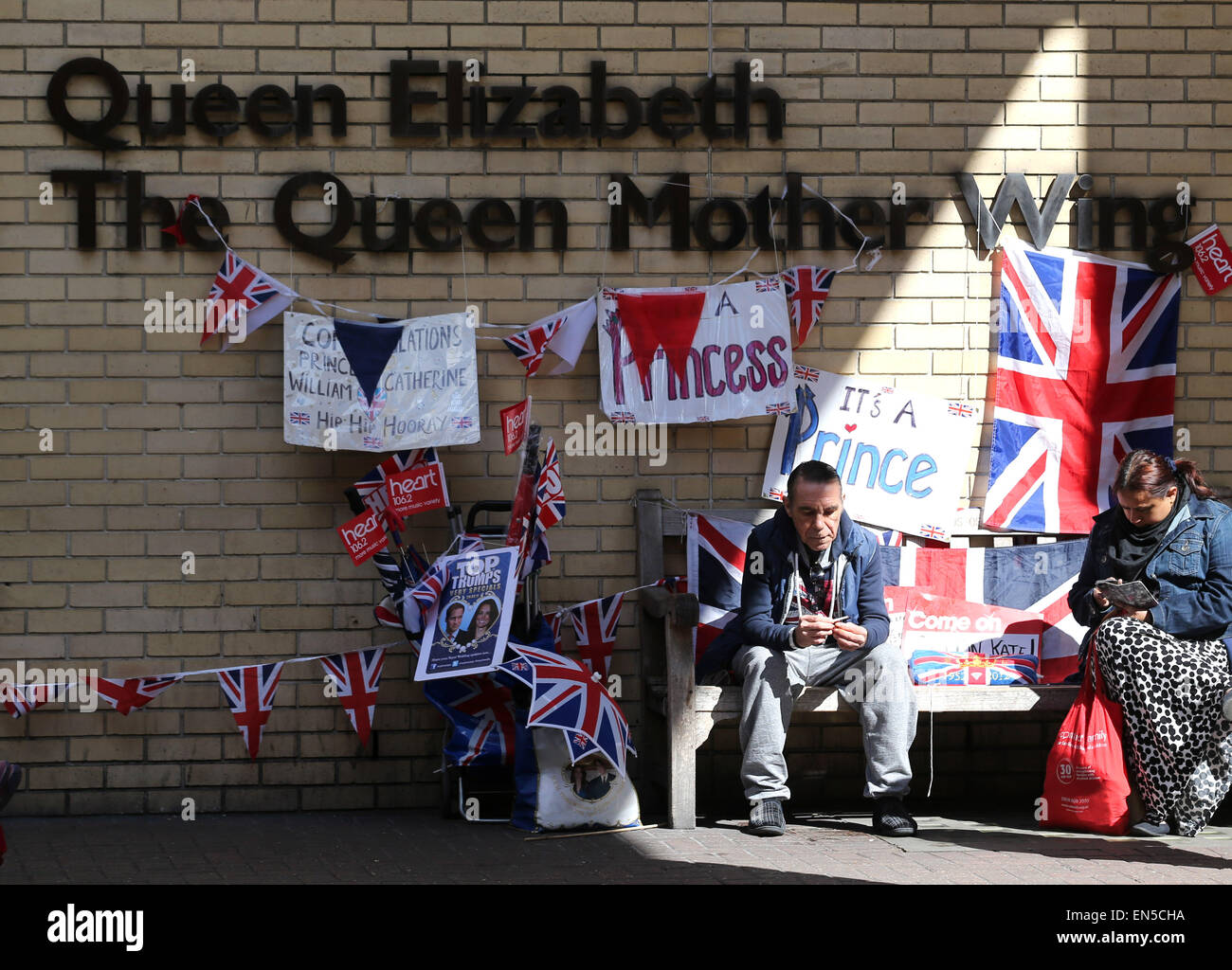 London, Großbritannien. 28. April 2015. Royal-Fans warten außerhalb der Lindo Flügel von Str. Marys Krankenhaus in London, Großbritannien, 28. April 2015. Catherine, Herzogin von Cambridge, wird voraussichtlich gebären auf neuestes Mitglied der königlichen Familie hier in den nächsten Tagen. © Han Yan/Xinhua/Alamy Live-Nachrichten Stockfoto