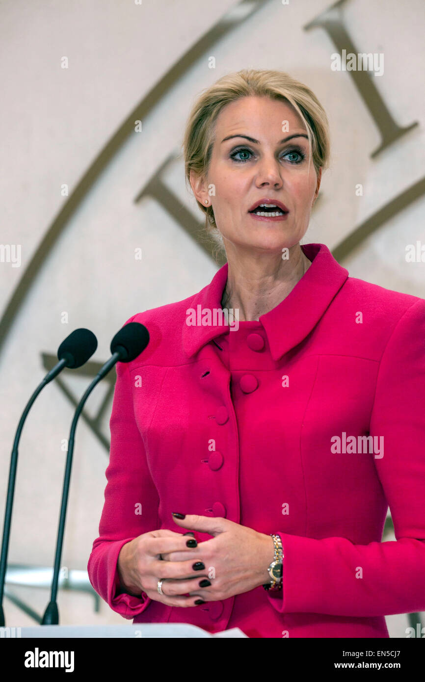 Kongens Lyngby, Dänemark, 28. April 2015. Dänisch-PM Helle Thorning-Schmidt sagte bei der Pressekonferenz mit Bundeskanzlerin Merkel am Marienborg in der Nähe von Kopenhagen, Dänemark und Deutschland teilt viele Werte und gemeinsame politische Perspektiven für internationale Angelegenheiten. Bildnachweis: OJPHOTOS/Alamy Live-Nachrichten Stockfoto