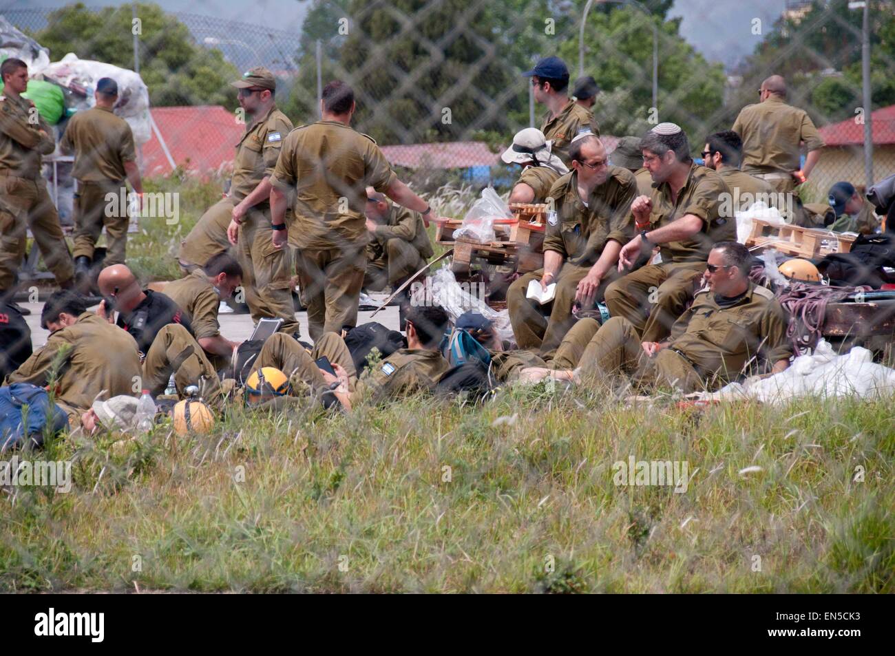 Kathmandu, Nepal. 28. April 2015. Internationalen Rettungsmannschaften eintreffen am Tribhuvan International Airport in Kathmandu, Nepal, 28. April 2015. Die Zahl der Todesopfer durch ein starkes Erdbeben in Nepal stieg auf 4.555 und insgesamt 8.299 andere wurden verletzt, sagte der Nepal Polizei. Verschiedene internationale Rettungsteams durchgeführt Hilfsaktionen in betroffenen Regionen. Bildnachweis: Pratap Thapa/Xinhua/Alamy Live-Nachrichten Stockfoto