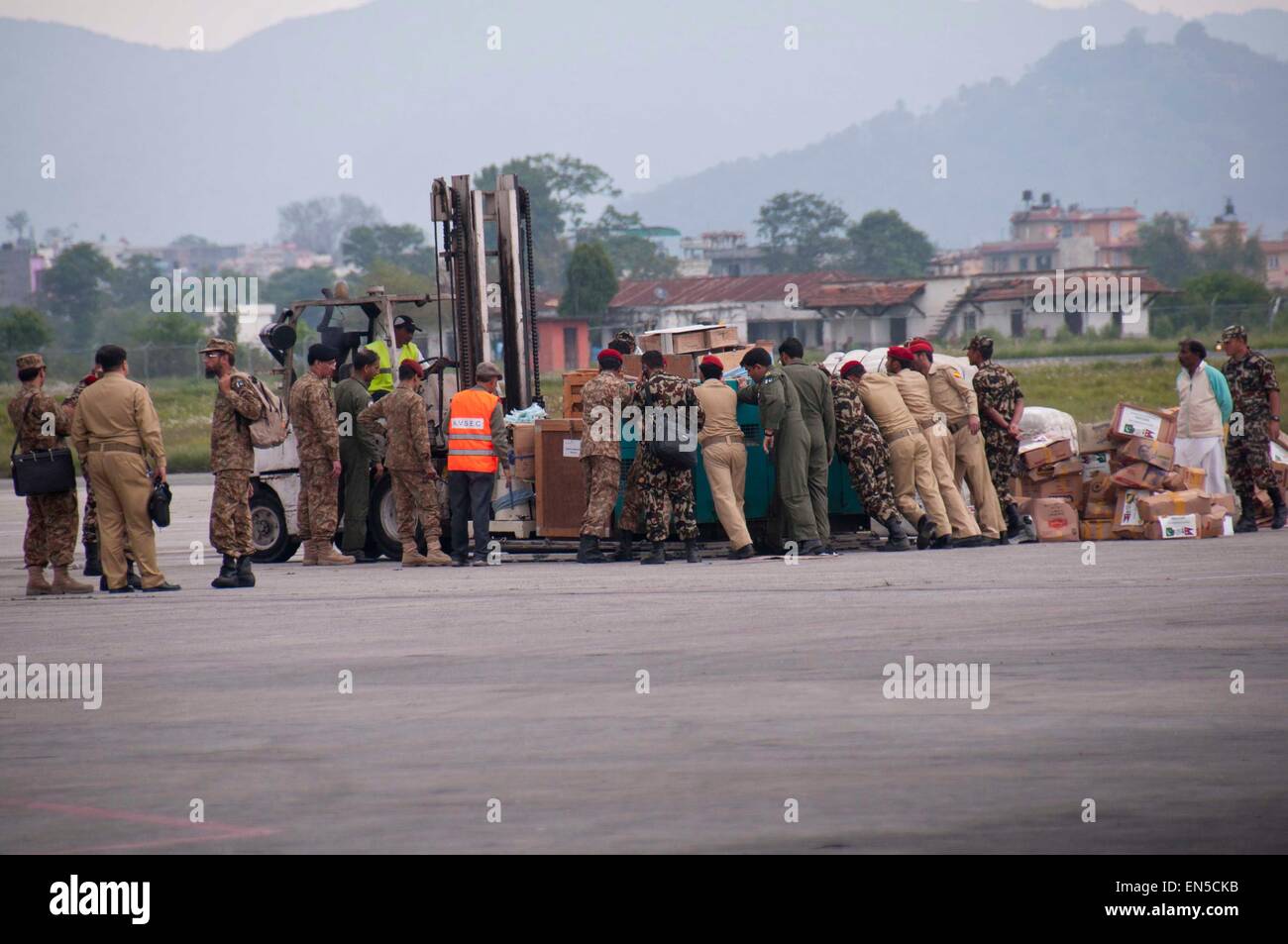 Kathmandu, Nepal. 28. April 2015. Internationalen Rettungsmannschaften eintreffen am Tribhuvan International Airport in Kathmandu, Nepal, 28. April 2015. Die Zahl der Todesopfer durch ein starkes Erdbeben in Nepal stieg auf 4.555 und insgesamt 8.299 andere wurden verletzt, sagte der Nepal Polizei. Verschiedene internationale Rettungsteams durchgeführt Hilfsaktionen in betroffenen Regionen. Bildnachweis: Pratap Thapa/Xinhua/Alamy Live-Nachrichten Stockfoto